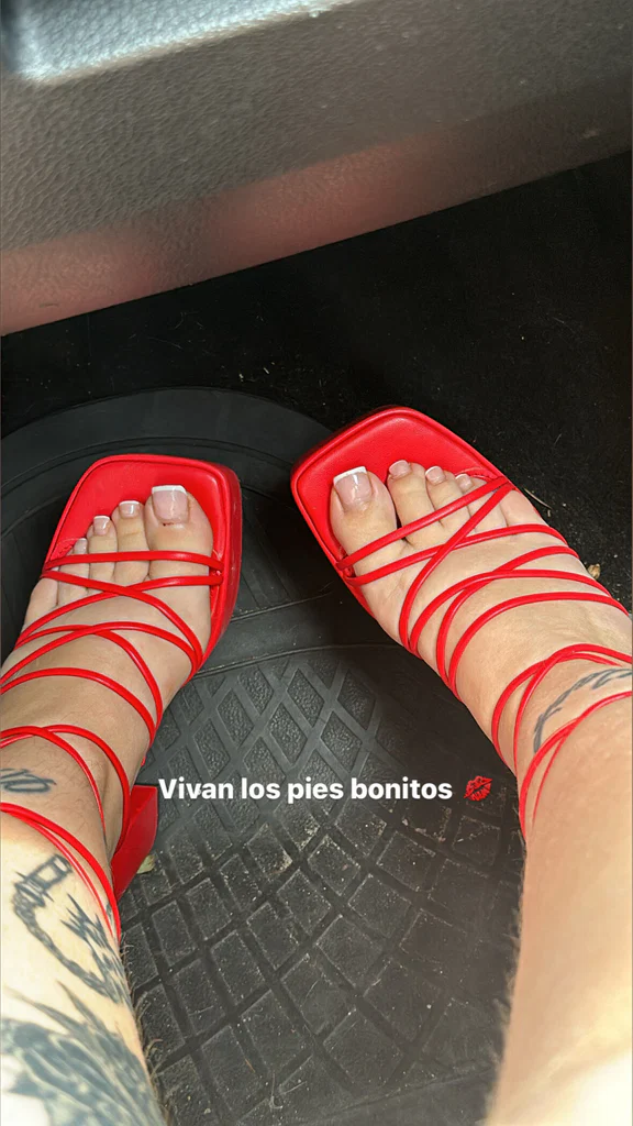 Girl_pretty_feet