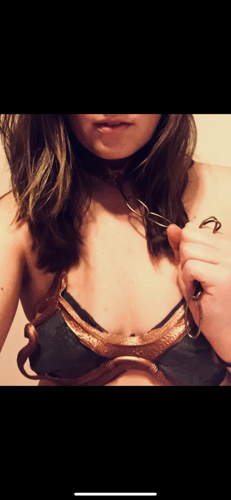 Amelia 🌹's avatar