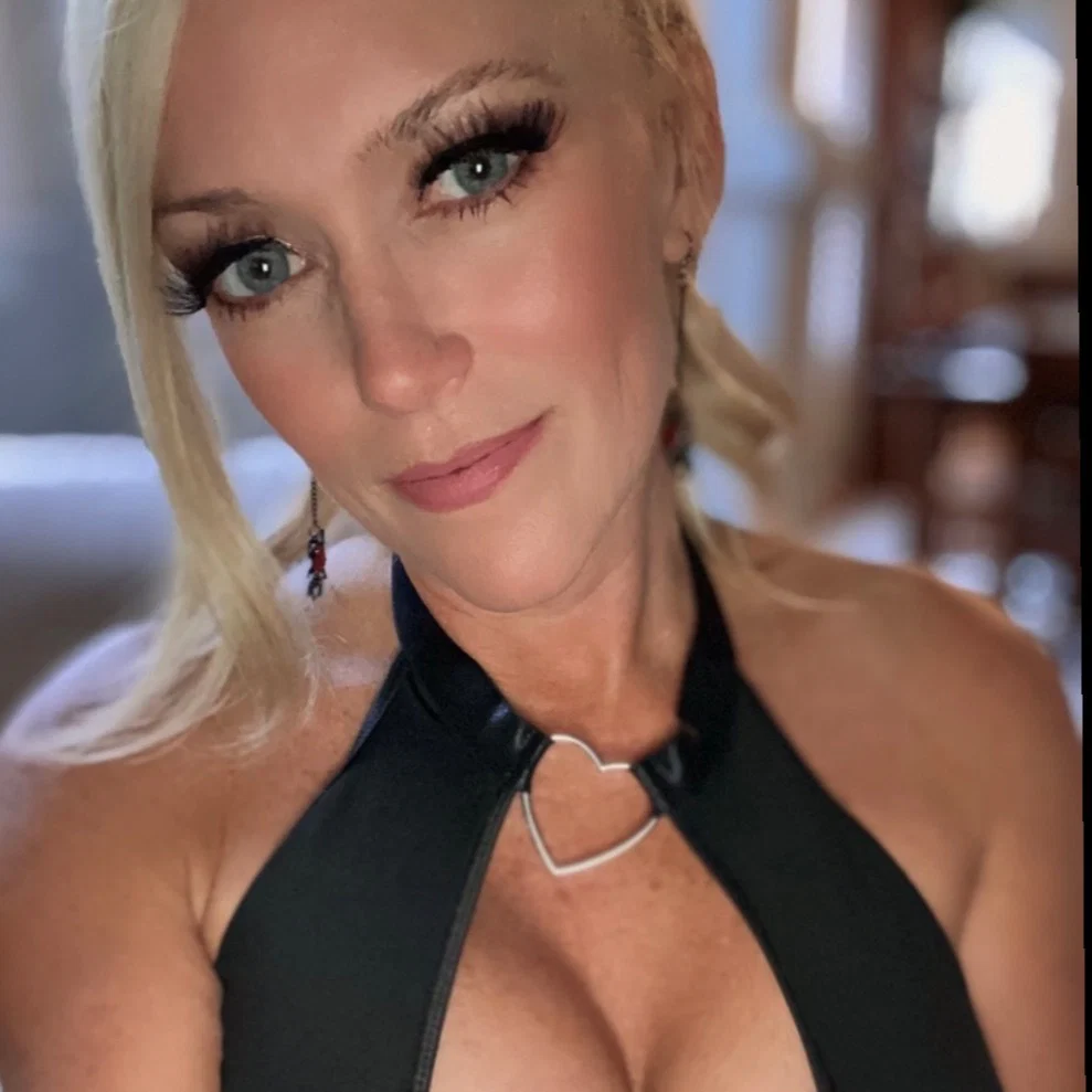 BellaPlaysAfterDark's avatar