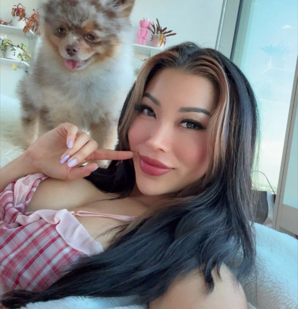 MelliBunni 🍓 Your Petite Asian Waifu's avatar