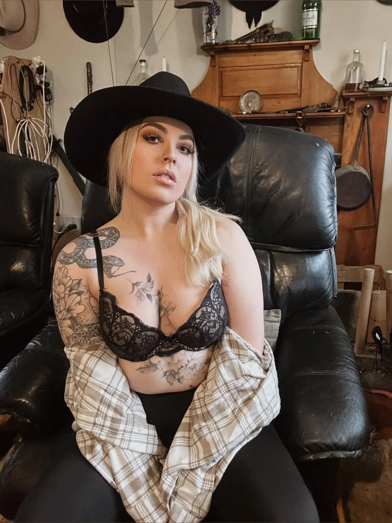 Ella Rae's avatar
