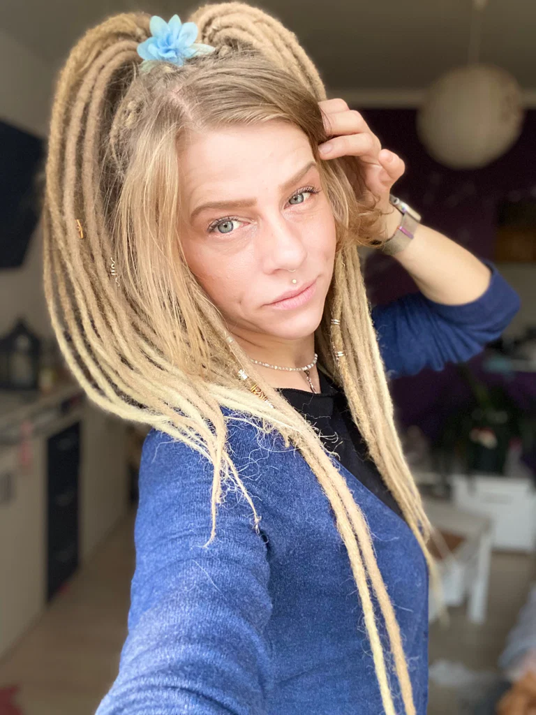 Pixi Fleur's avatar