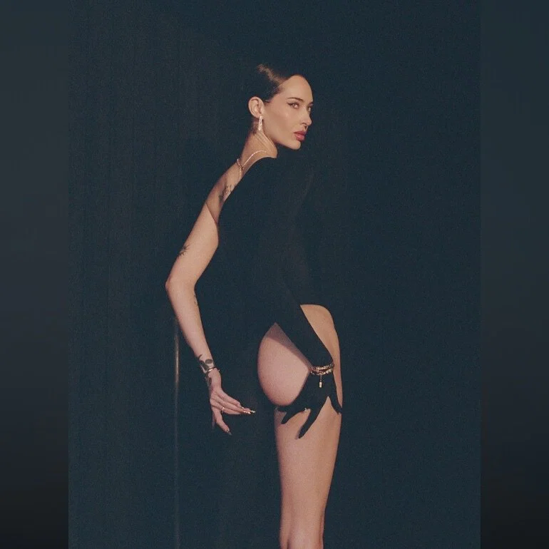 Lola Nevertells