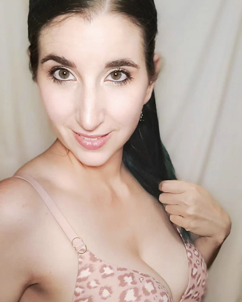 Emily Emerald's avatar