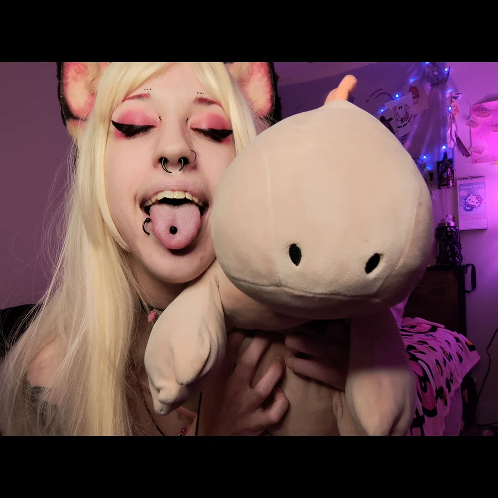 Kat Wolff's avatar